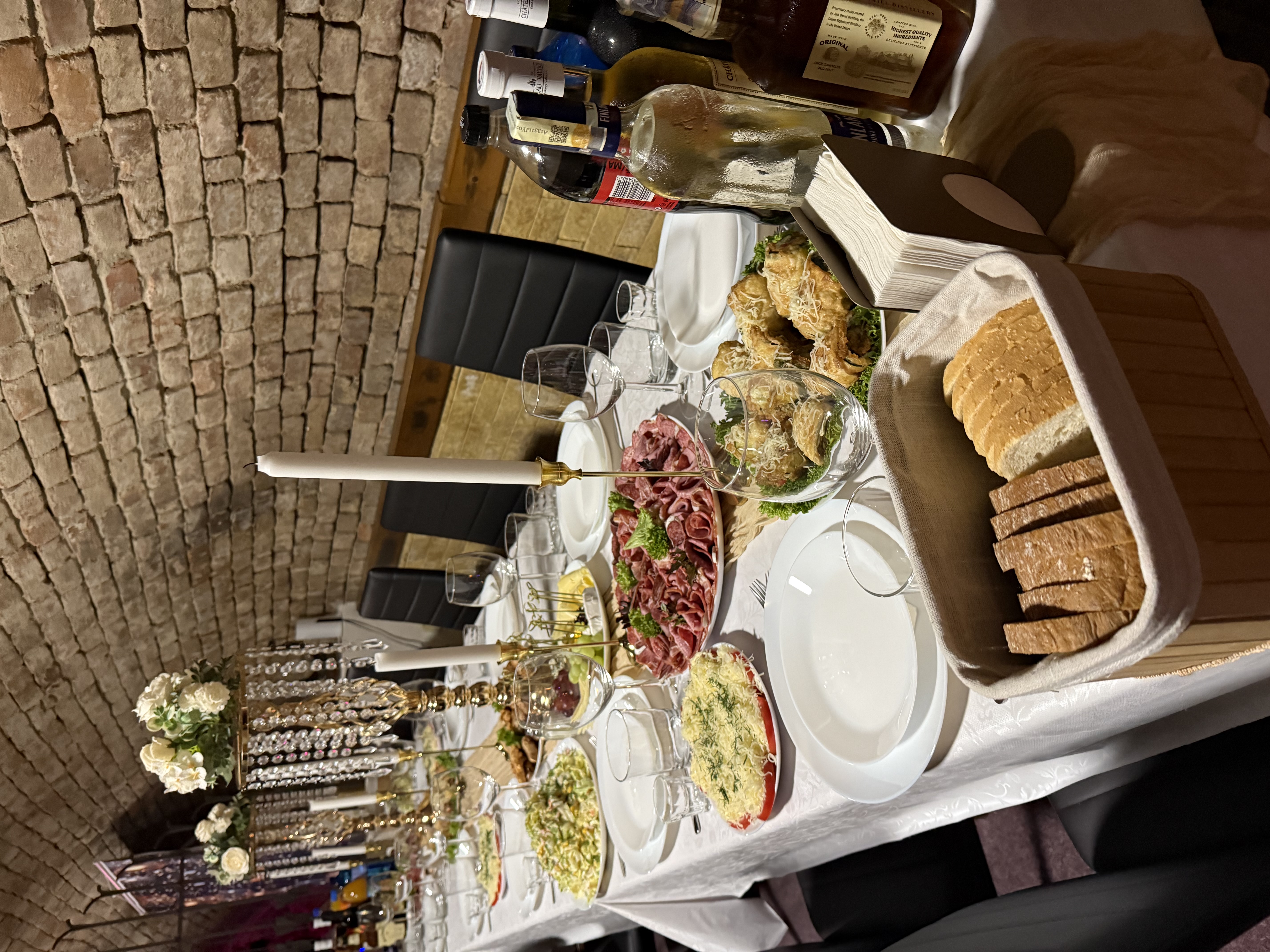 Plně prostřený stůl